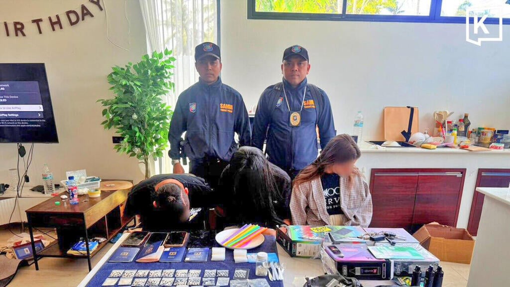 Police pose with detained Israelis and seized drugs (Photo: Koh Phangan Police) מעצר הישראלים בקופנגן