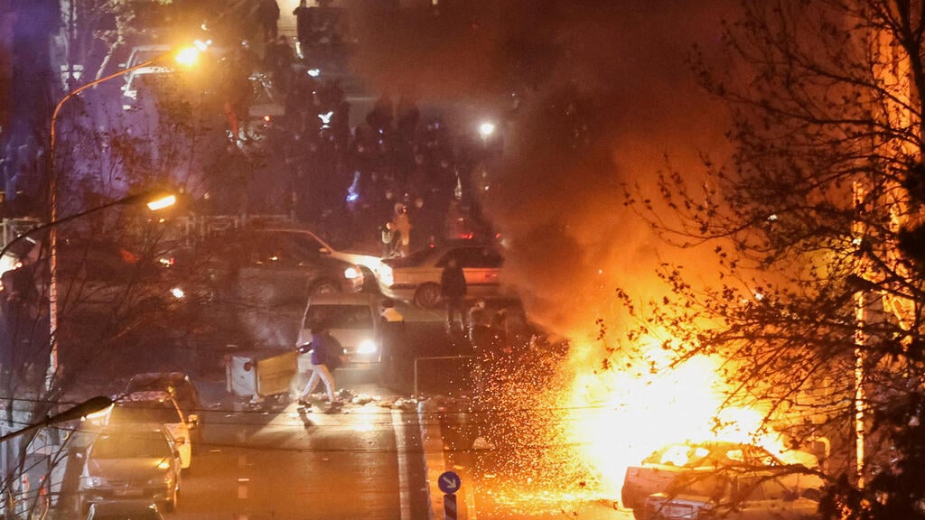 Demonstration against the regime in Tehran, on a night that was described as a 'massacre' (Photo: tringer/WANA (West Asia News Agency) via Reuters) מפגינים ב טהרן 8 בינואר 2026 מחאה איראן