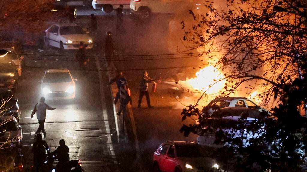 Protesters in Tehran on January 8, 2026 (Photo: Stringer/WANA (West Asia News Agency) via Reuters) מפגינים ב טהרן 8 בינואר 2026 מחאה איראן