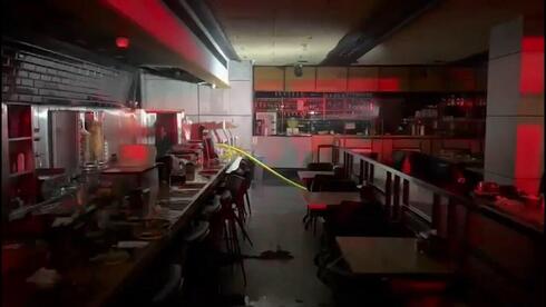 בגלל כשל חשמלי: המסעדה המפורסמת ליד קניון הזהב עלתה בלהבות