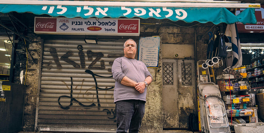 מאיר לוי ליד הפלאפלייה הסגורה