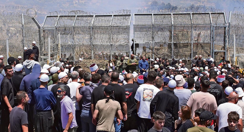 Druze in the Golan Heights breach the border into Syria (Photo: Efi Sharir) דרוזים ברמת הגולן פורצים את הגבול לסוריה