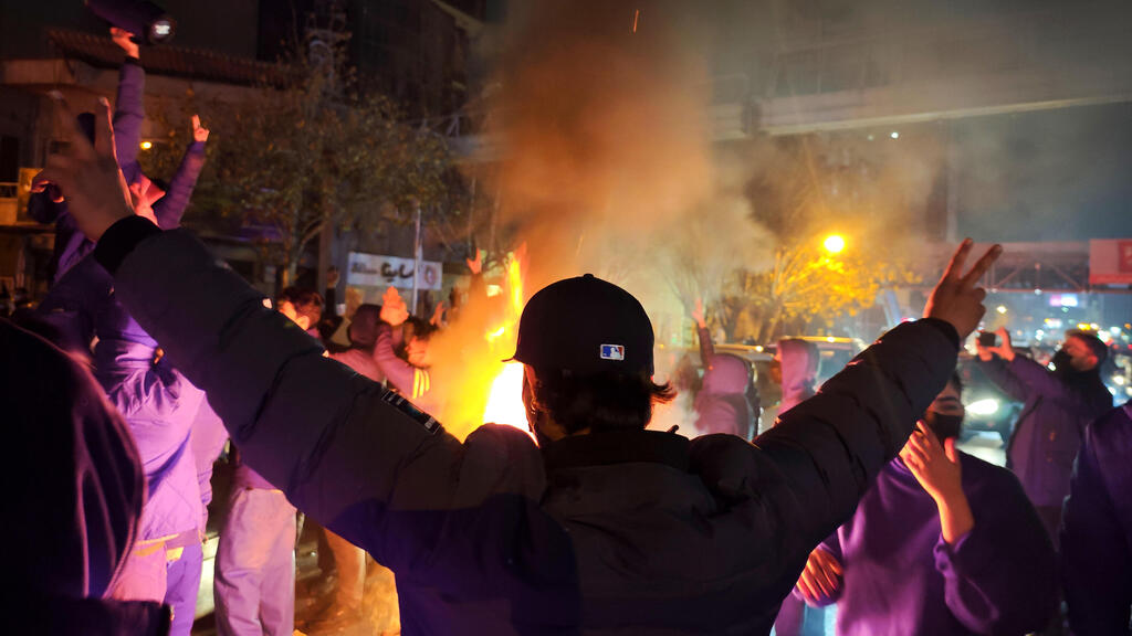 Protesters in Tehran, January 8 (Photo: Anonymous/Getty Images) מחאה מחאות הפגנה הפגנות איראן טהרן 8 בינואר
