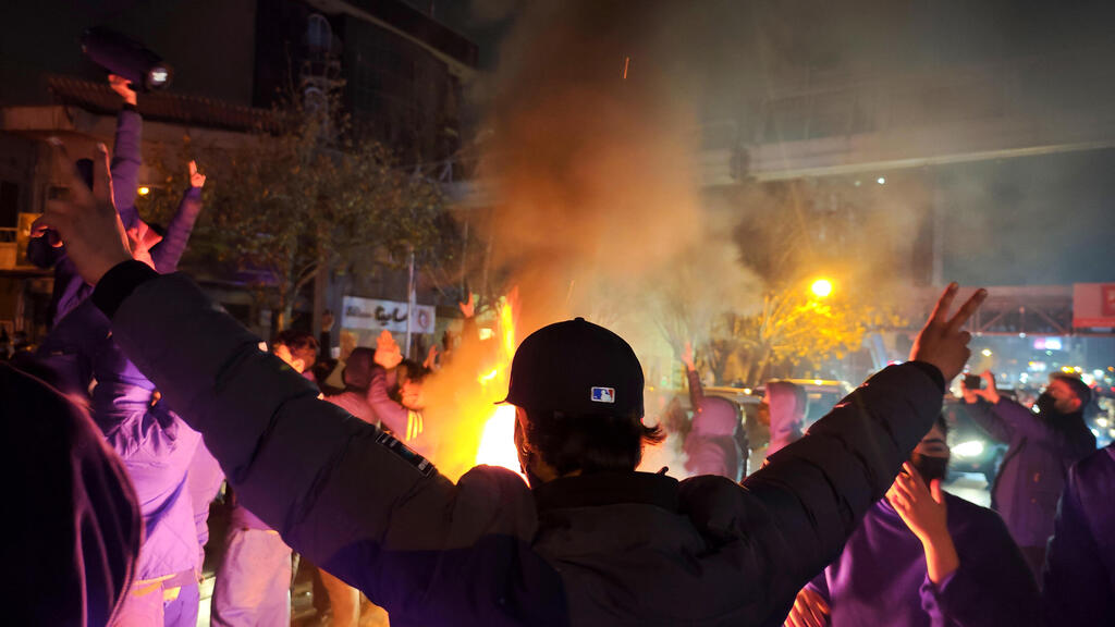 Iranians protest on Jan. 8 (Photo: Anonymous/Getty Images) מחאה מחאות הפגנה הפגנות איראן טהרן 8 בינואר