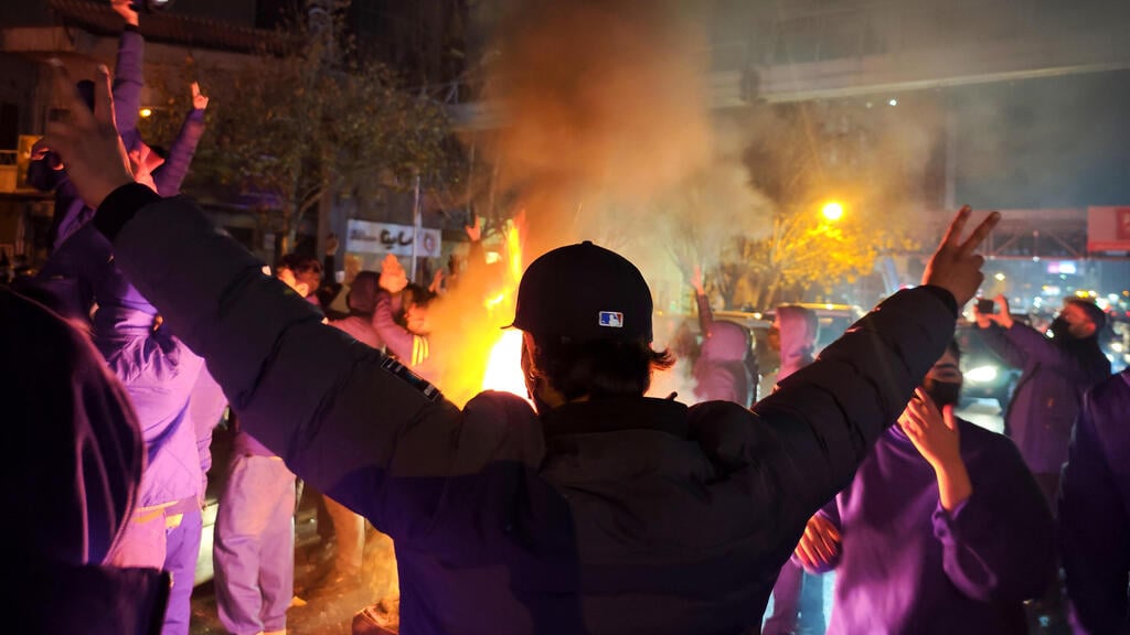 החשש: הנטל הכלכלי יצית את ההפגנות. גל המחאות הקודם באיראן (צילום: Anonymous/Getty Images) מחאה מחאות הפגנה הפגנות איראן טהרן 8 בינואר