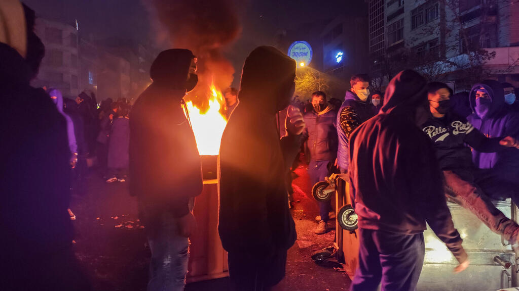 Tehran on Janaury 8 (Photo: Anonymous/Getty Images) מחאה מחאות הפגנה הפגנות איראן טהרן 8 בינואר