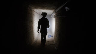 לוחם צה"ל בתוך מנהרה שהקים חיזבאללה