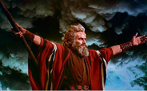 צ'רלטון הסטון בתפקיד משה בסרט 'עשרת הדיברות', 1956