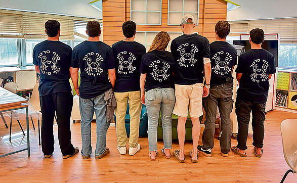 החברים במסיבת "סוף סרטן" שארגנה דנה