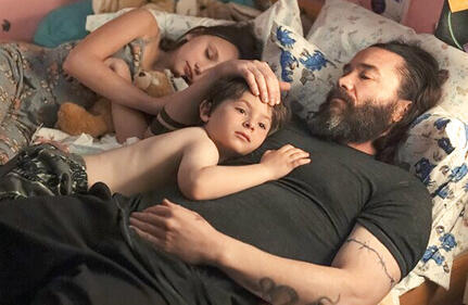 "משימה".  משחק מוחות  של אנשים  רדופים