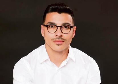 סיפר כי כבר  בגיל 17 הכיר  "אנשים  חזקים מעולם  העסקים".  אדיר סבג