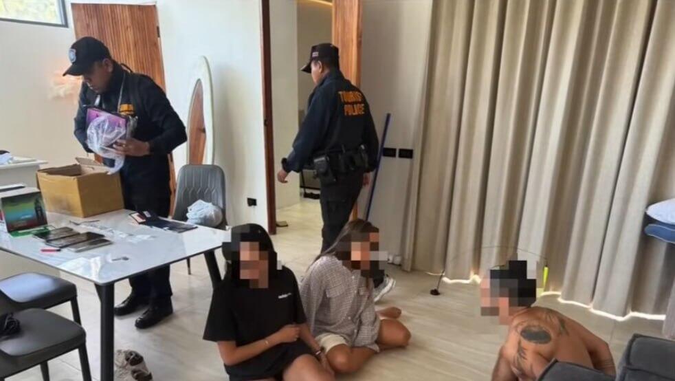 The search of the villa as suspects lie on the floor (Photo: Section 27A, Copyright Law) תיעוד מעצר הישראלים בתאילנד