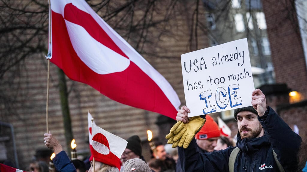 Protesters in Copenhagen outside the US Embassy holding Greenland flags (Photo: Martin Sylvest Andersen/Getty Images) דנמרק קופנהגן מפגינים מול שגרירות ארה"ב עם דגלי גרינלנד והקריאה גרינלנד לגרינלנדים