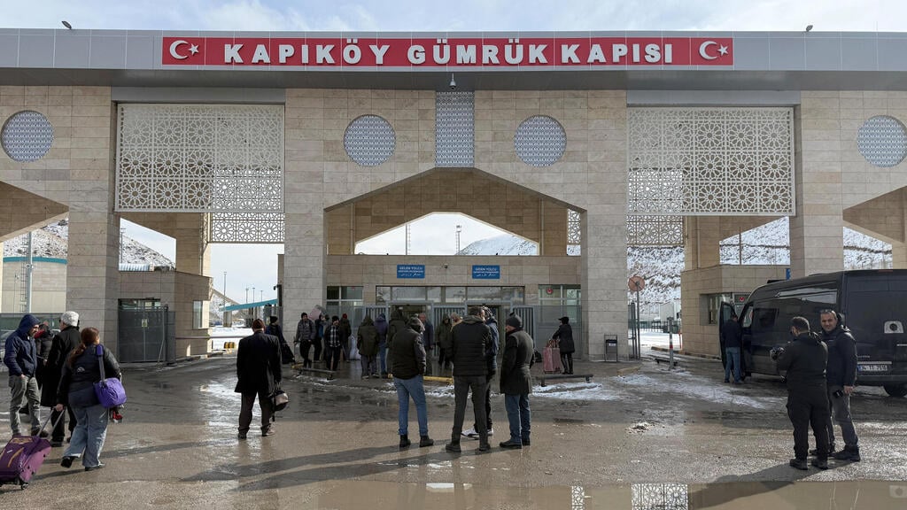 Iranians enter Turkey through the Kapikoy border crossing (Photo: Ismet Mikailogullari/Reuters) איראנים נכנסים ל טורקיה מגבול איראן