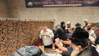 כמה מחברי הקבוצה בקבר מייסד חסידות חב"ד