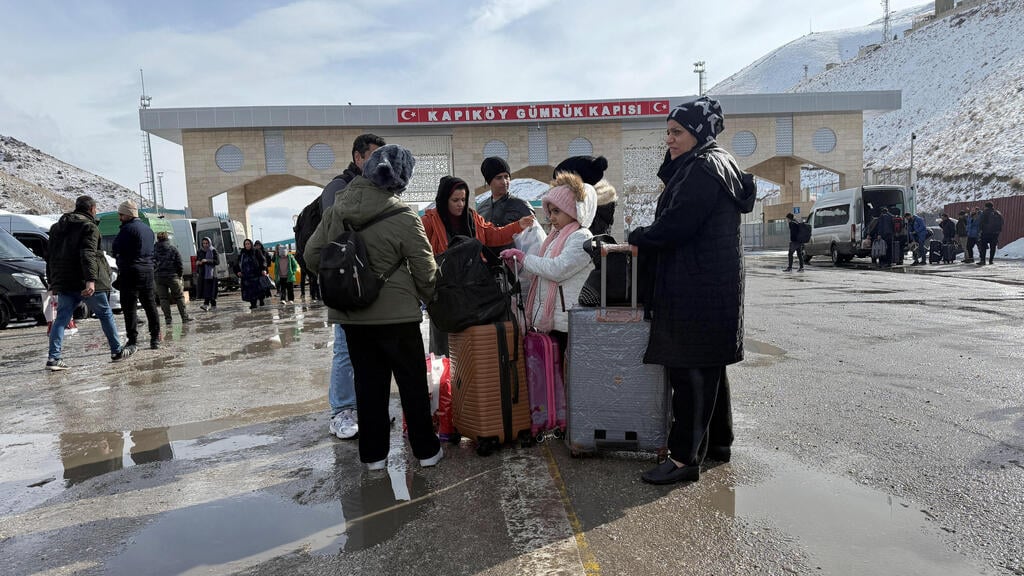 Photo: Ismet Mikailogullari/Reuters איראנים נכנסים ל טורקיה מגבול איראן