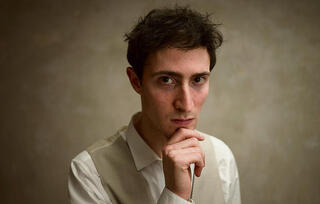 בתפקיד פרנץ קפקא. עידן וייס