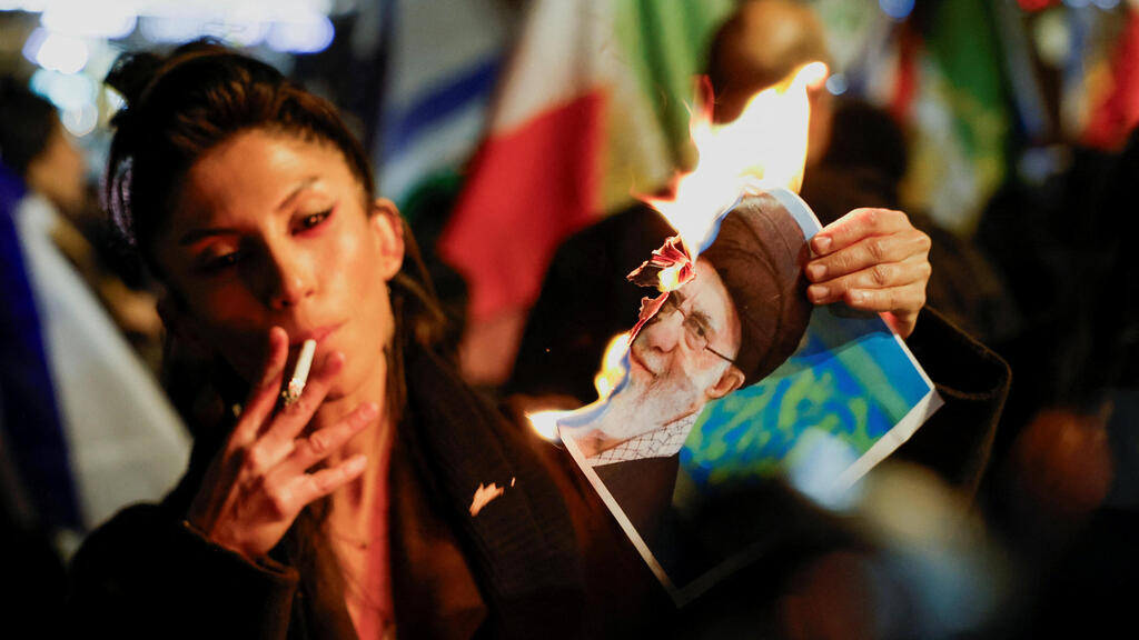 Protesters against the Iranian regime in Holon (Photo: REUTERS/Ammar Awad) מפגינים נגד המשטר האיראני בחולון