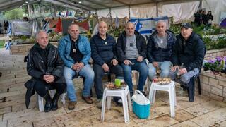 מימין לשמאל: מאיר זריהן, דודי ששון, שי טסטה, דוד גל, אריאל וולוך, פבל לויט - בחלקה 18א בהר הרצל