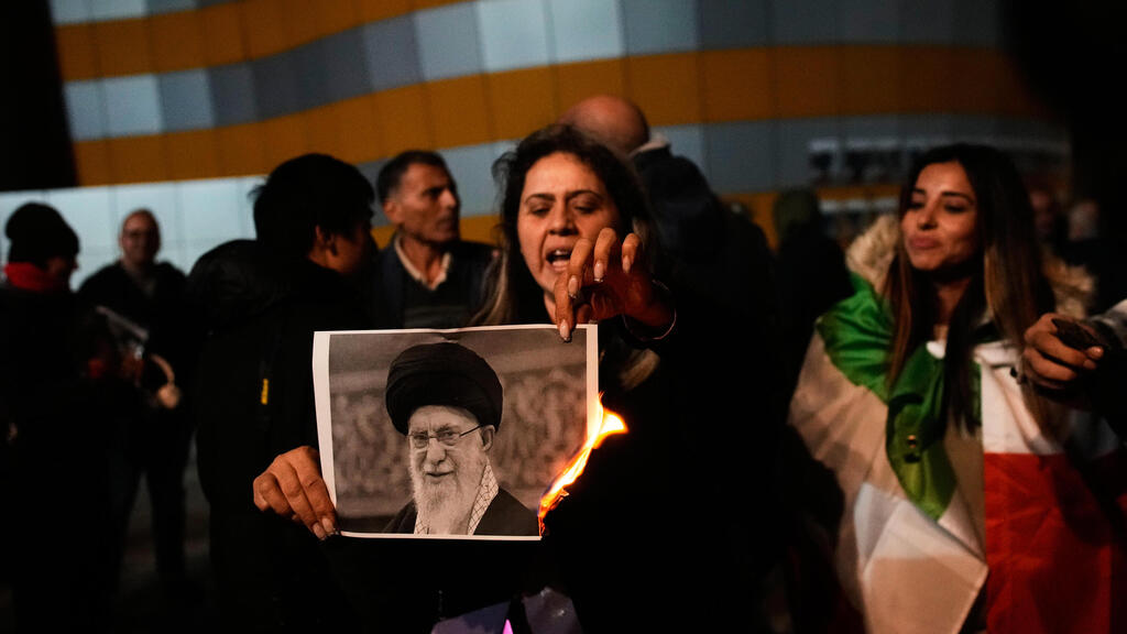 Photo: AP Photo/Ohad Zwigenberg מפגינים נגד המשטר האיראני בחולון