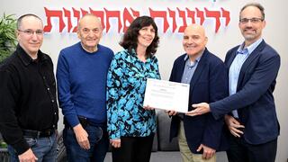 מימין לשמאל: פרופ' רן בליצר, נדב אסכרי ופרופ' דנה וולף הזוכים בתחרות, ד"ר יצחק ברלוביץ' ואורן רייס