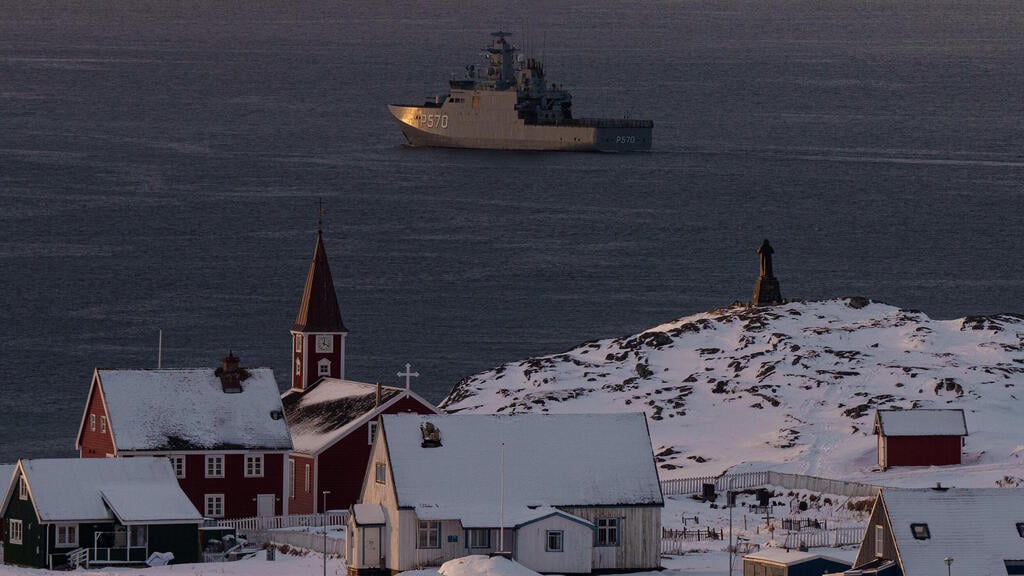 A show of presence, not a deterrent. Vessels of the Royal Danish Navy (Photo: AP Photo/Evgeniy Maloletka) גרינלנד כלי שיט של חיל הים המלכותי של דנמרק מסייר ליד הבירה נואוק