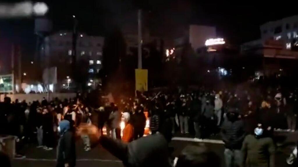 Video of protests in Tehran published on a channel affiliated with the regime סרטון שפורסם בפארס המזוהה עם המשטר: "המהומות בטהרן ממצלמות המפגינים"