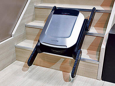 שואב אבק Cyberx שמסוגל לטפס על מדרגות | צילום: אי-אף-פי, CAROLINE BREHMAN