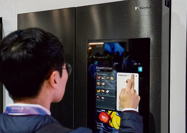 מקרר המופעל על ידי בינה מלאכותית בדוכן של Hisense | צילום: אי-פי, John Locher