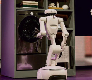 רובוט של LG עושה כביסה | צילום: אי-אף-פי, PATRICK T. FALLON