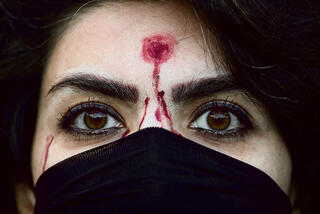 מפגינה איראנית. "העוני והשחיתות כל כך מהממים, עד שכמעט בלתי אפשרי להבין זאת", כתב אראש | צילום: REUTERS/Francesco Fotia