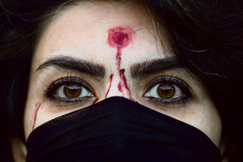 מפגינה איראנית. "העוני והשחיתות כל כך מהממים, עד שכמעט בלתי אפשרי להבין זאת", כתב אראש | צילום: REUTERS/Francesco Fotia