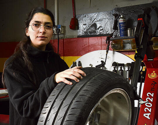 "להתלונן לא יעזור".  אופיר דניאל במוסך