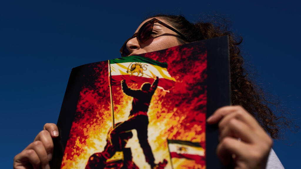 Photo: AP Photo/Oded Balilty הפגנת תמיכה באיראן בתל אביב