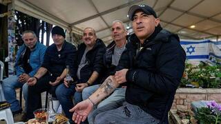 מימין לשמאל: מאיר זריהן, דודי ששון, שי טסטה, דוד גל, אריאל וולוך, פבל לויט - בחלקה 18א בהר הרצל