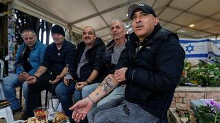 מימין לשמאל: מאיר זריהן, דודי ששון, שי טסטה, דוד גל, אריאל וולוך, פבל לויט - בחלקה 18א בהר הרצל