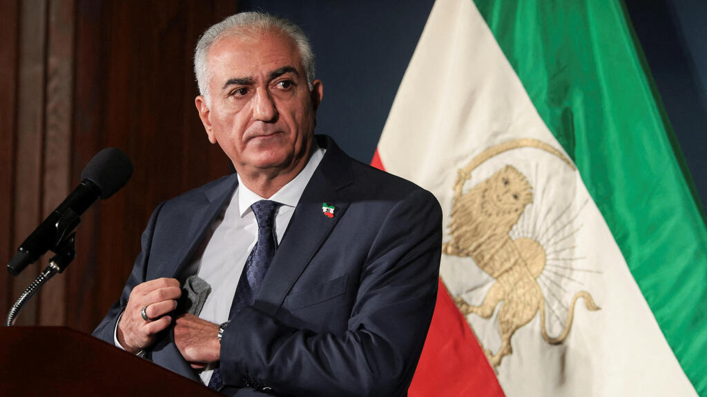 Reza Pahlavi at the press conference he convened this evening (Photo: REUTERS/Jonathan Ernst) רזא פהלווי