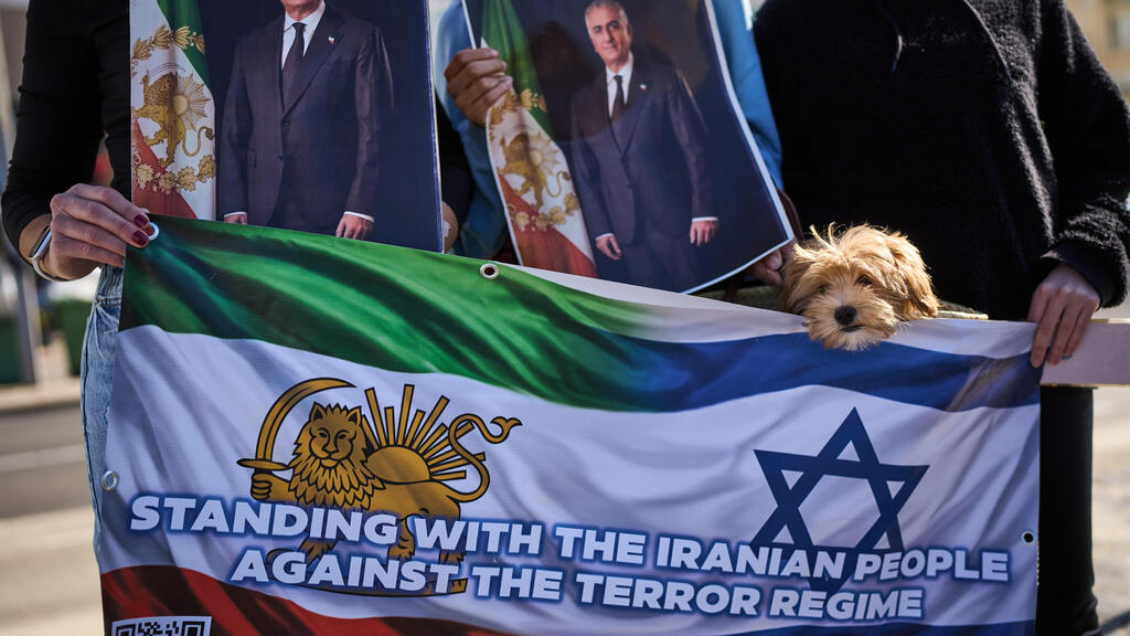 The Israeli flag and the shah’s flag were flown together in Tel Aviv (Photo: AP Photo/Oded Balilty) הפגנת תמיכה באיראן בתל אביב