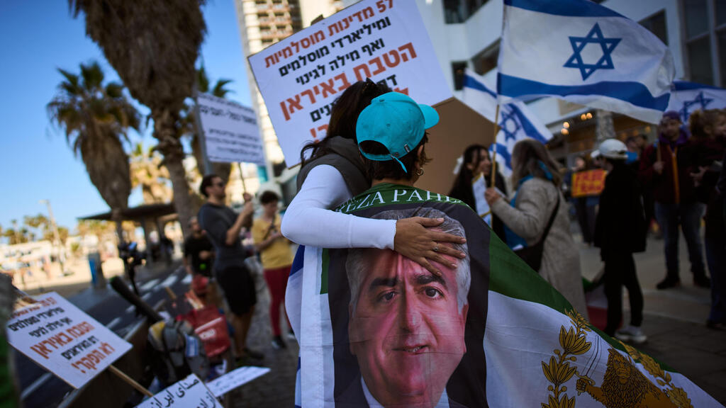 Photo: AP Photo/Oded Balilty הפגנת תמיכה באיראן בתל אביב