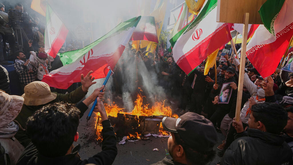 Photo: AP Photo/Hadi Mizban הפגנת תומכי משטר האייתולות בבגדד