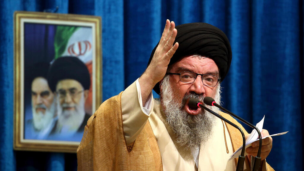 Ayatollah Ahmad Khatami during Friday prayers in Tehran, vowing 'revenge' (Photo: AP Photo/Ebrahim Noroozi) אייתוללה בכיר אחמד חתאמי במהלך תפילת יום שישי בטהרן, איראן. ארכיון 2018