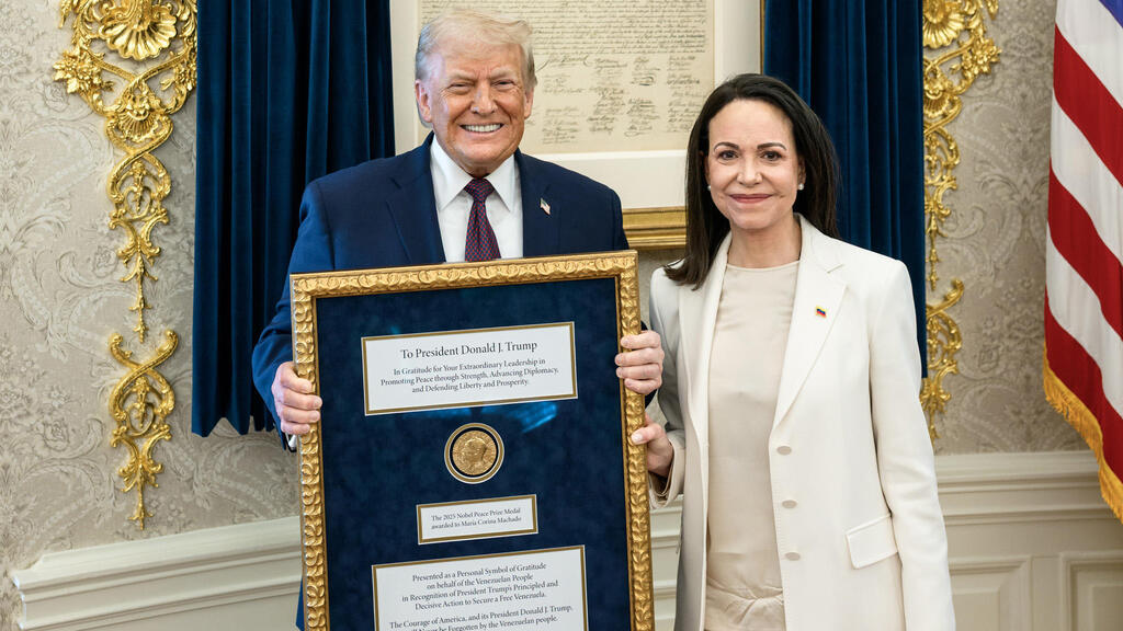 מצ'אדו עם טראמפ המאושר ופרס הנובל (צילום: Daniel Torok/The White House via Getty Images) מנהיגת האופוזיציה בוונצואלה, מריה קורינה מצ'אדו, העניקה את מדליית פרס נובל לשלום לנשיא ארה"ב דונלד טראמפ