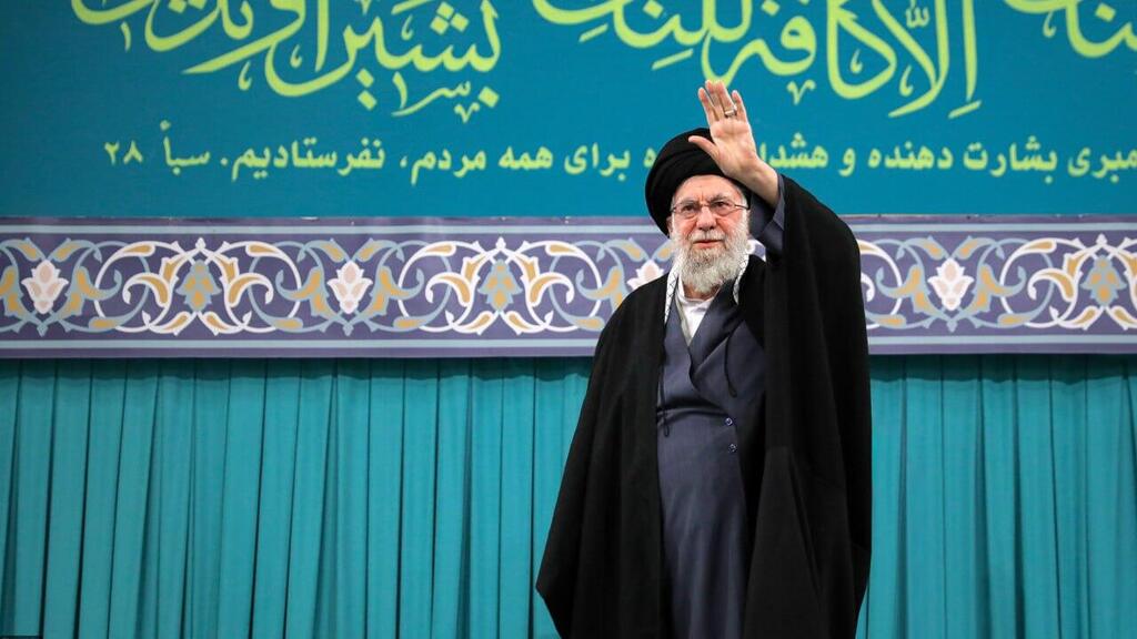 No longer receiving advice from those he once relied on. Khamenei, last week חמינאי נואם מול קהל באירוע