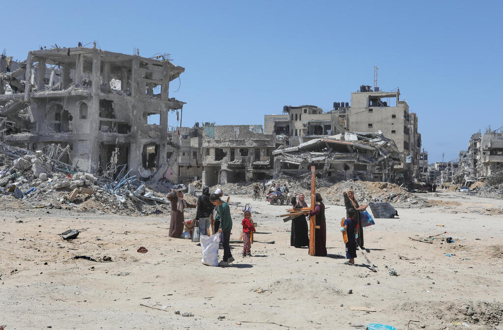 פלסטינים ברצועה ההרוסה. "אפשר לגייס כספים מהמדינות התורמות"