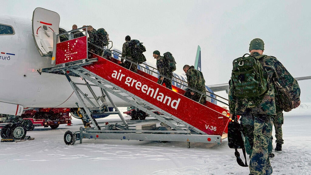 German troops sent to Greenland who withdrew after a short time amid Trump’s threats (Photo: Alessandro RAMPAZZO / AFP) חיילים של גרמניה עולים על מטוס ב נואוק בירת גרינלנד ועוזבים את האי בצל איומי נשיא ארה"ב טראמפ