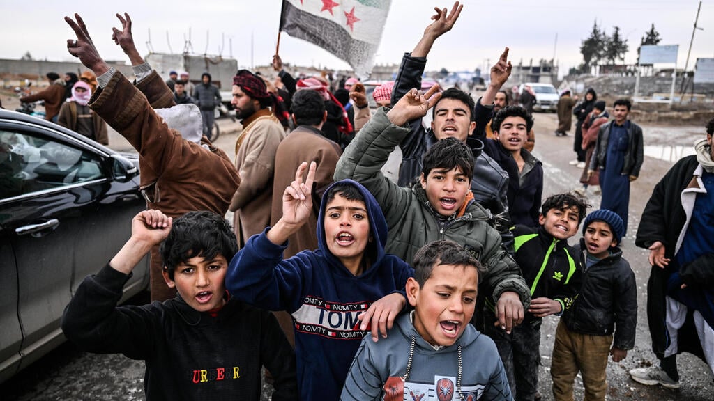 Non-Kurdish children cheer as al-Sharaa's fighters arrive, this week (Photo: Abdulmonam Eassa/Getty Images) תושבים סורים בעיר מסקנה מזרחית לעיר חלב חוגגים את הגעת כוחות צבא סוריה א-שרע למקום אחרי נסיגת הכוחות של הכורדים כורדים מה SDF 17 בינואר