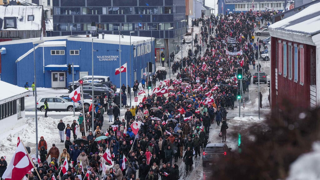 A mass protest in Nuuk, Greenland’s capital, over the weekend against Trump’s threat to seize the island (Photo: AP Photo/Evgeniy Maloletka) הפגנה ב נואוק בירת גרינלנד נגד איומי נשיא ארה"ב טראמפ להשתלט על האי 17 בינואר