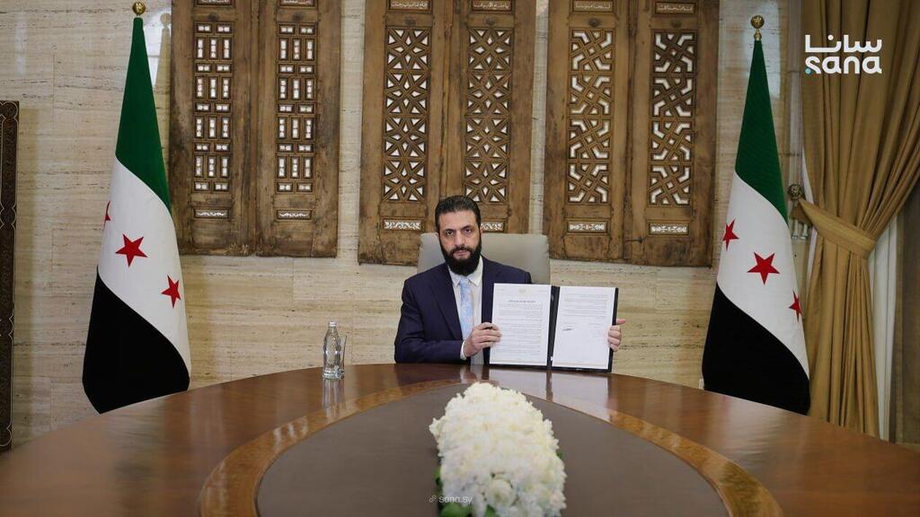 A-Sharaa presents the agreement on Tuesday. "He offered Abedi the position of Deputy Defense Minister, and it was rejected נשיא סוריה אחמד א שרע ו מסמך הסכם הפסקת האש עם ה SDF כורדים לכאורה