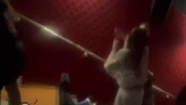 חשד: צעירות תקפו זוג מבוגרים בקולנוע - כי ביקשו שקט | תיעוד