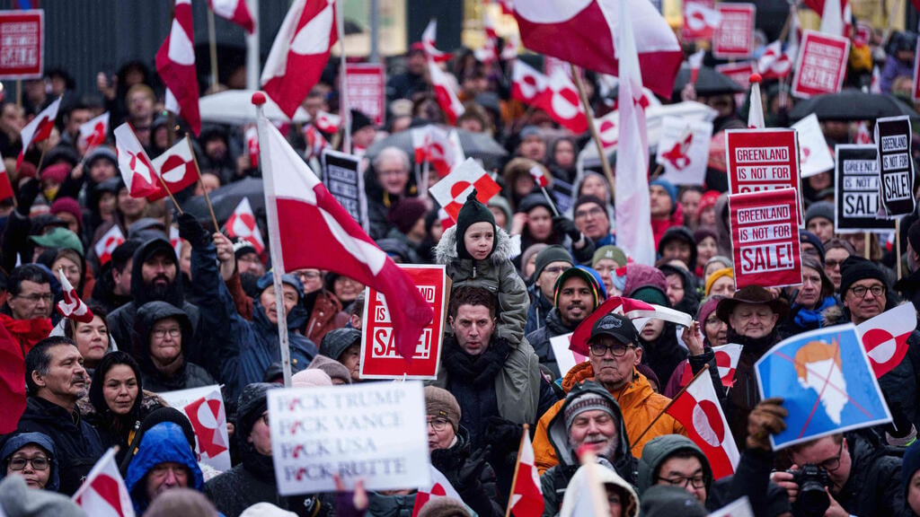 A protest in Nuuk, Greenland’s capital, against Trump’s takeover threats (Photo: AP Photo/Evgeniy Maloletka) הפגנה ב נואוק בירת גרינלנד נגד איומי נשיא ארה"ב טראמפ להשתלט על האי 17 בינואר